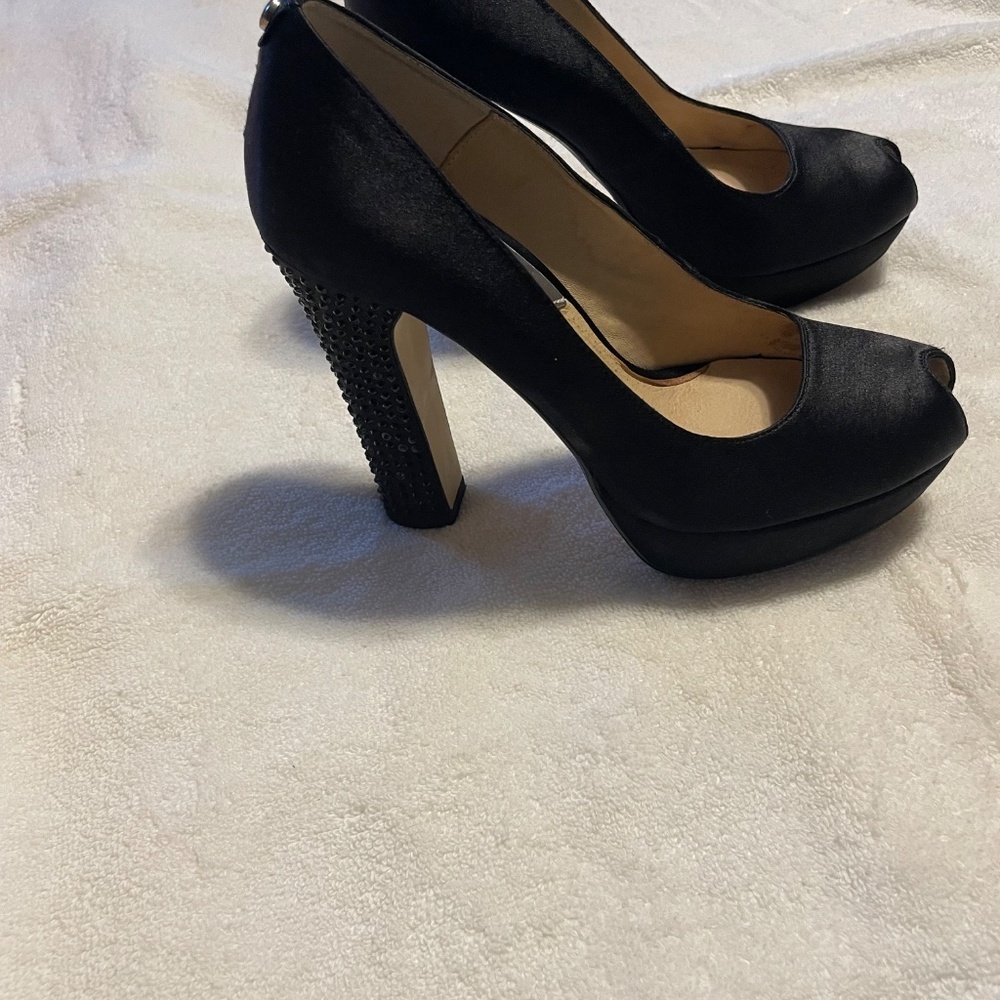 Michael Kora Nadia Pump - Picture 3 of 4